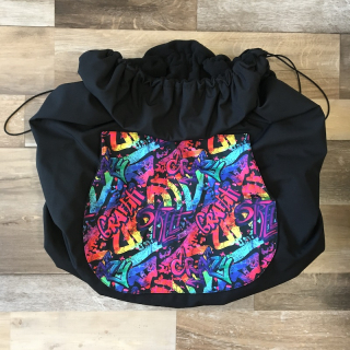 XXL KAPSA graffiti a černá